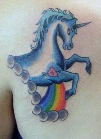 蓝色独角兽与彩虹纹身图案
