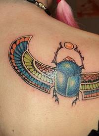 背部有趣的彩色部落圣甲虫纹身图案