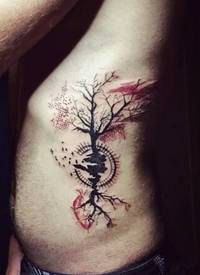 腰侧神秘的小树与符号纹身图案