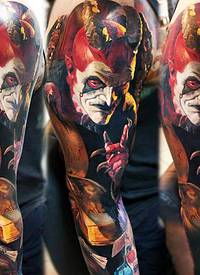 手臂彩色恐怖风格恶魔与法术书纹身图案