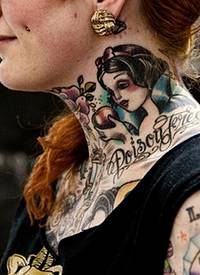 颈部卡通白雪公主与字母纹身图案