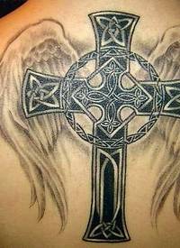 背部伟大的凯尔特十字架与翅膀纹身图案