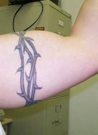 手臂多刺的藤蔓臂环纹身图案