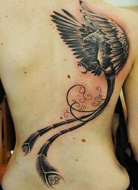 女生背部凤凰和藤蔓纹身图案