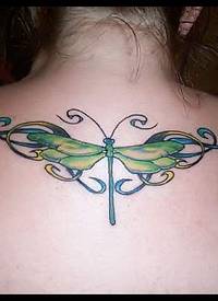 女生背部绿色蜻蜓与藤蔓纹身图案