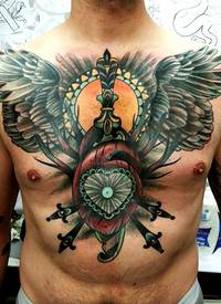 胸部和腹部彩色心脏与翅膀和匕首纹身图案