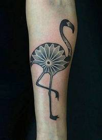 小臂黑白点刺花朵火烈鸟纹身图案