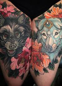 大腿彩色邪恶狼与可爱狼花朵纹身图案