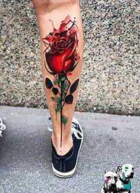 腿部彩绘风大玫瑰纹身图案