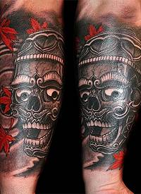 手臂惊人的彩色部落骷髅雕塑纹身图案