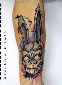 胸部彩色兔子骷髅头纹身图案