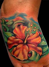 脚背橙色的木槿花纹身图案