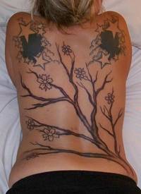 背部樱花树黑色纹身图案