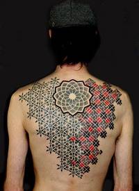 背部简单的五彩神秘饰品纹身图案