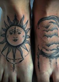 脚部新型太阳和月亮图腾纹身