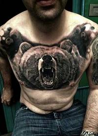 胸部写实惊人的黑灰咆哮熊纹身图案