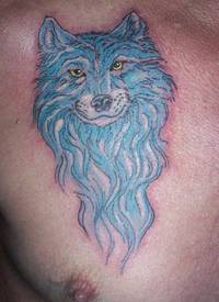 蓝色狼头胸部纹身图案