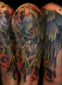肩部彩色血腥的猫头鹰纹身图案