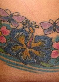 腰部蓝色大花朵和蝴蝶纹身图案