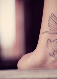 手腕简单可爱的两只鸟纹身图案