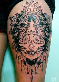 大腿黑色线条墨西哥人像与花卉纹身图案
