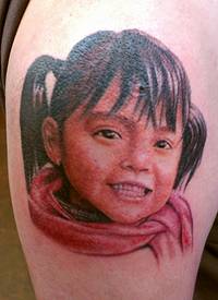非常逼真的可爱微笑女孩肖像纹身图案