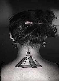 背部小小的黑色玛雅金字塔纹身图案