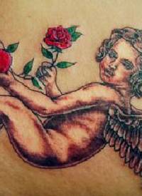 可爱的小天使心形和玫瑰纹身图案