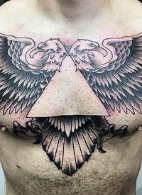 胸部黑白鹰与两个头部纹身图案