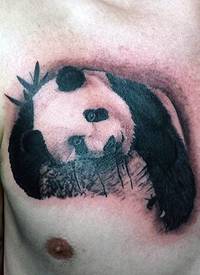 胸部可爱的黑白悲伤熊猫纹身图案