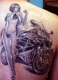 背部美丽的女孩与摩托车纹身图案