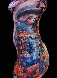 腰部彩色鲨鱼和海居民纹身图案