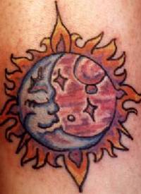 腿部彩色太阳和月亮符号纹身图案