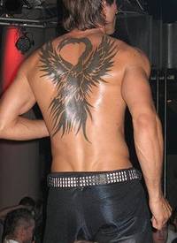 男性背部黑色的凤凰纹身图案