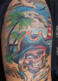 肩部彩色海盗主题的纹身图案