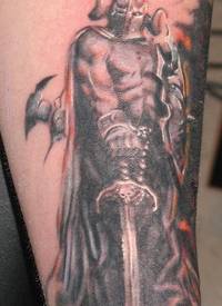 手臂黑白黑暗战士纹身图片