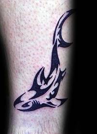 黑色的波利尼西亚风格鲨鱼纹身图案