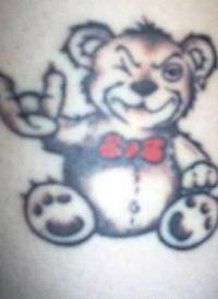 摇滚泰迪熊玩偶和蝴蝶结纹身图案
