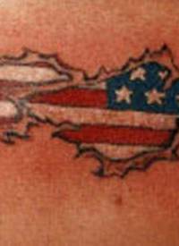 肩部彩色美国国旗纹身图案
