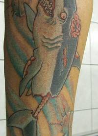 手臂彩色僵尸鲨鱼纹身图片