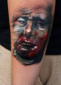 小臂血腥人脸肖像纹身图案