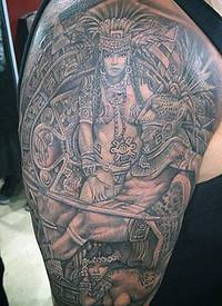 肩部黑棕色部落墙壁雕塑纹身图片