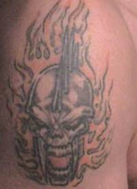 肩部火焰骷髅战士纹身图案