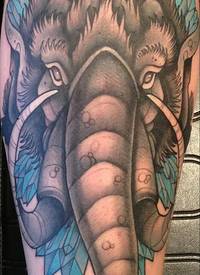 手臂美妙多彩的猛犸象头部纹身图案