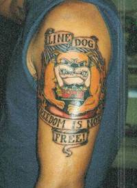 手臂狗和字母图章纹身图案