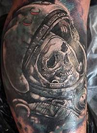 腿部欧美黑白宇航员骷髅头纹身图案