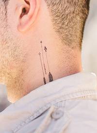三个有趣的小箭头男性颈部纹身图案