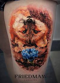 腿部彩色逼真的狐狸与花朵纹身图案