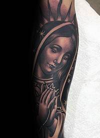 手臂宗教风格的祈祷女人纹身图案