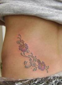 女性腰侧彩色芙蓉花纹身图片